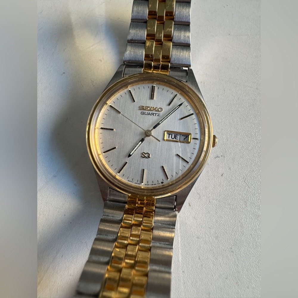 Seiko Two-Tone Silver and Gold Men's Watch - Picture 4 of 12